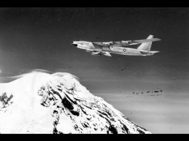 B-52 Stratofortress in BW Screensaver Download - B-52 Stratofortress in ...