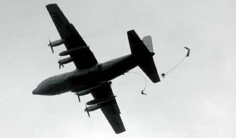 C-130 Hercules Screensaver : Parachutes
